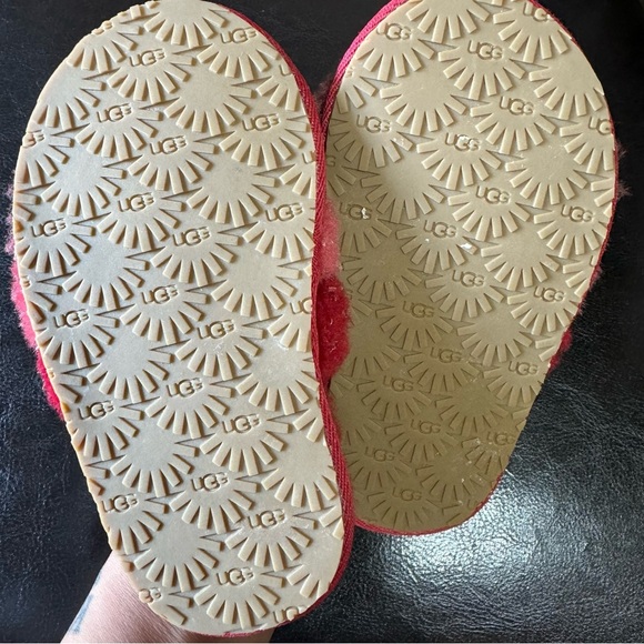 NWOT Ugg Red and Gold Fluff Yeah Slides toddler size 7 - Picture 3 of 3